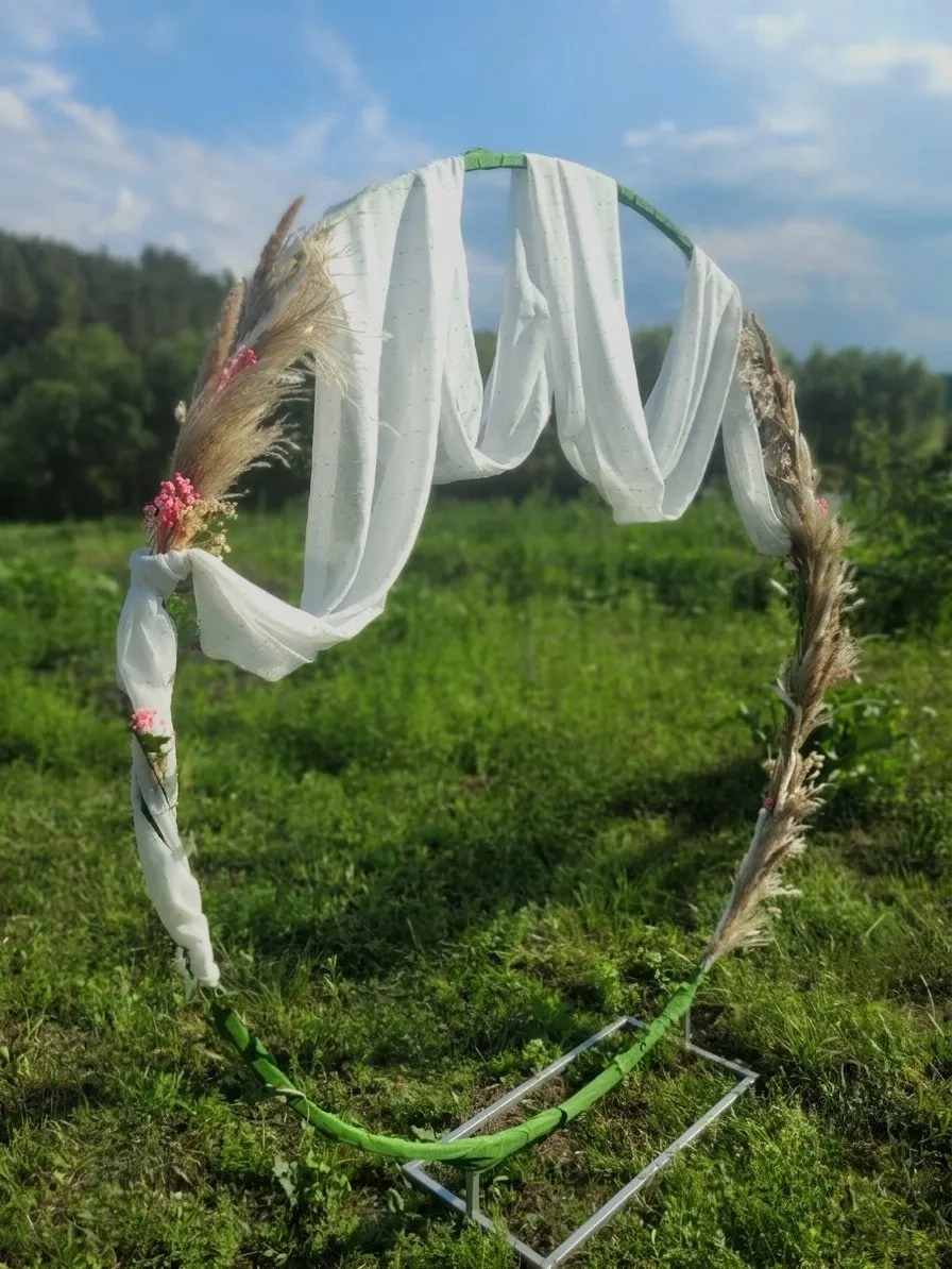 Кругла весільна арка з пампасною травою — фотозона від студії КАДР, Львів