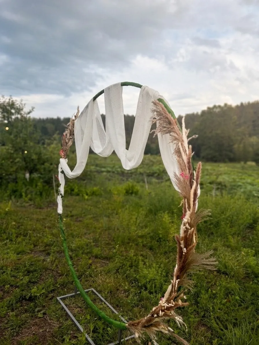 Кругла весільна арка з пампасною травою — фотозона від студії КАДР, Львів