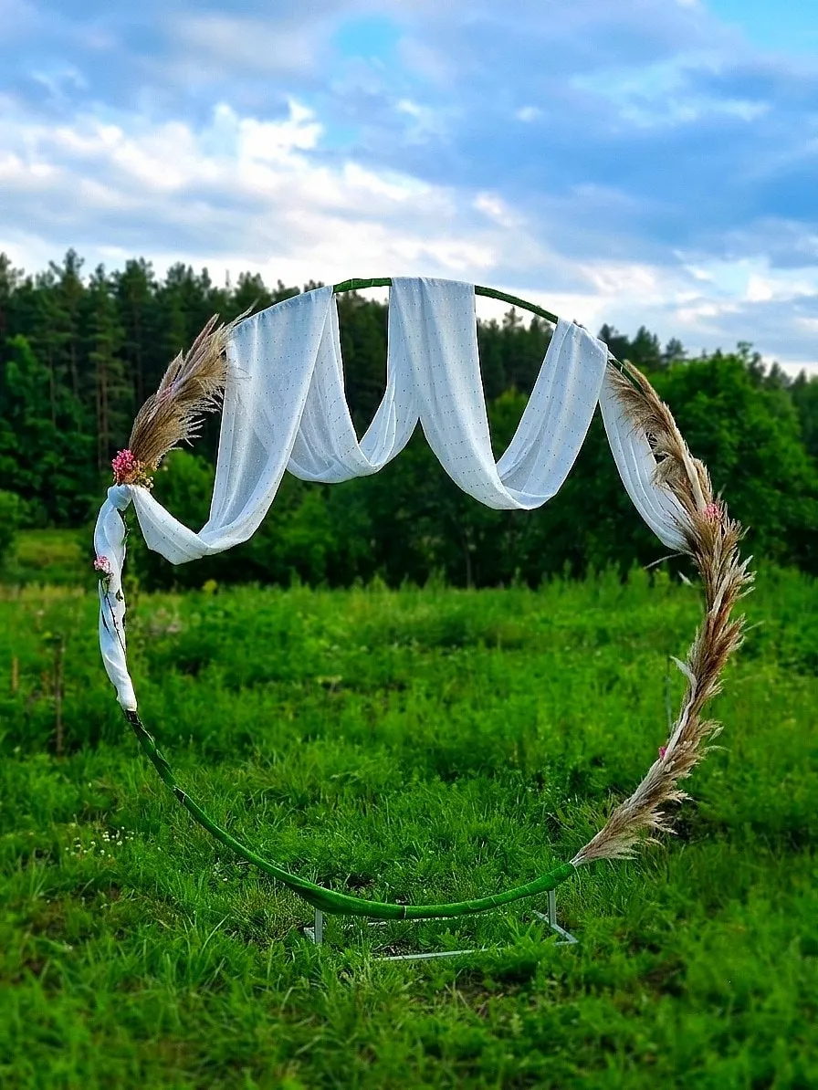 Кругла весільна арка з пампасною травою — фотозона від студії КАДР, Львів